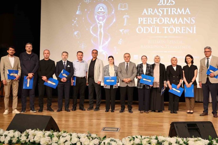 ERÜ’de ’2025 Yılı Araştırma Performans Ödül Töreni’ düzenlendi