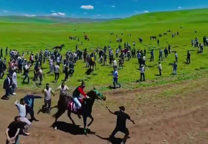 At yarışındaki görüntüler harekete geçirdi: Ata uygunsuz müdahaleye soruşturma