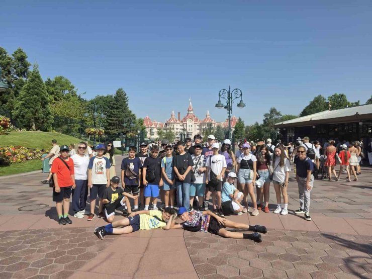 GKV’li öğrenciler Disneyland Paris’te