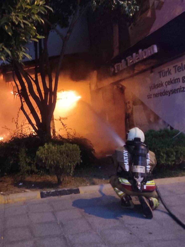İskenderun’da iş yeri alevlere teslim oldu