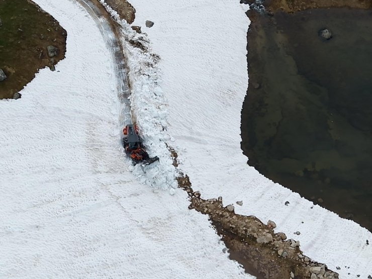 Rize’nin yayla yollarında kar temizleme çalışması devam ediyor