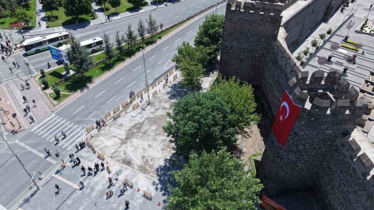 Cumhuriyet meydanında yenileme çalışması aralıksız sürüyor