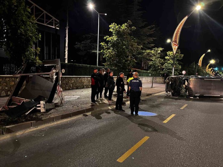 Niğde’de kontrolden çıkan araç devrildi: 2 yaralı