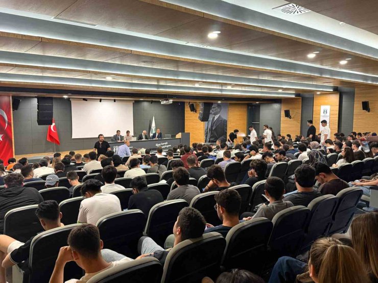Akademisyenler ve yetkililer öğrenciler için toplandı