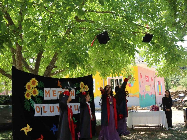Tek öğretmenli okulun öğrencileri mezuniyet sevinci yaşadı
