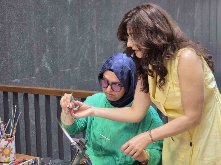 Camlar kadınların elinde şekillendi