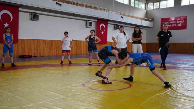 Kız çocuklarının güreş hayali Nesrin Baş’la büyüyor