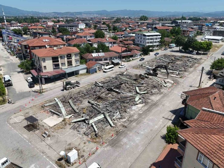 Düzce’de riskli yapılar temizliyor