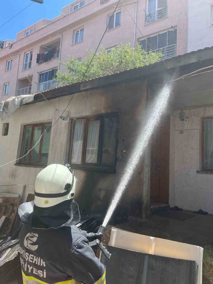 Müstakil evin çatısına çıkan yangın büyümeden söndürüldü