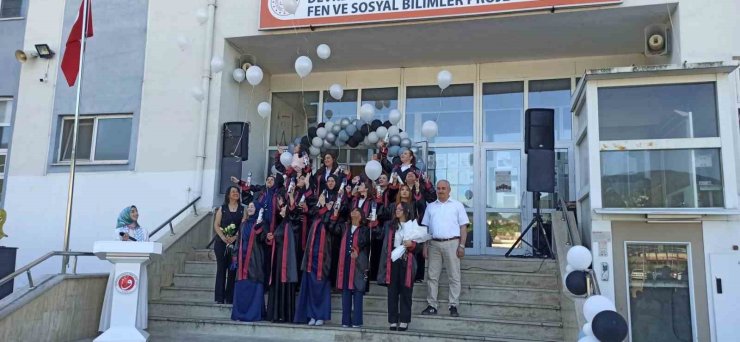 Devrek’te İmam Hatiplilerden mezuniyet sevinci