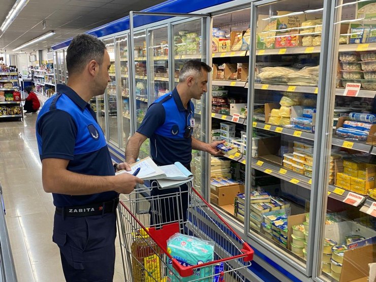 Tosya’da zabıta ekipleri maketleri denetledi