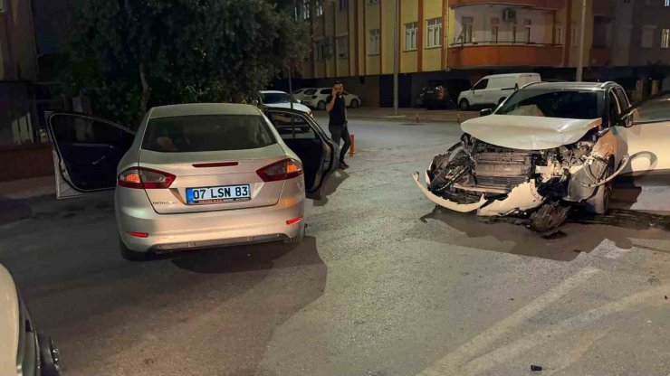 Manavgat’ta otomobiller çarpıştı: 4 yaralı