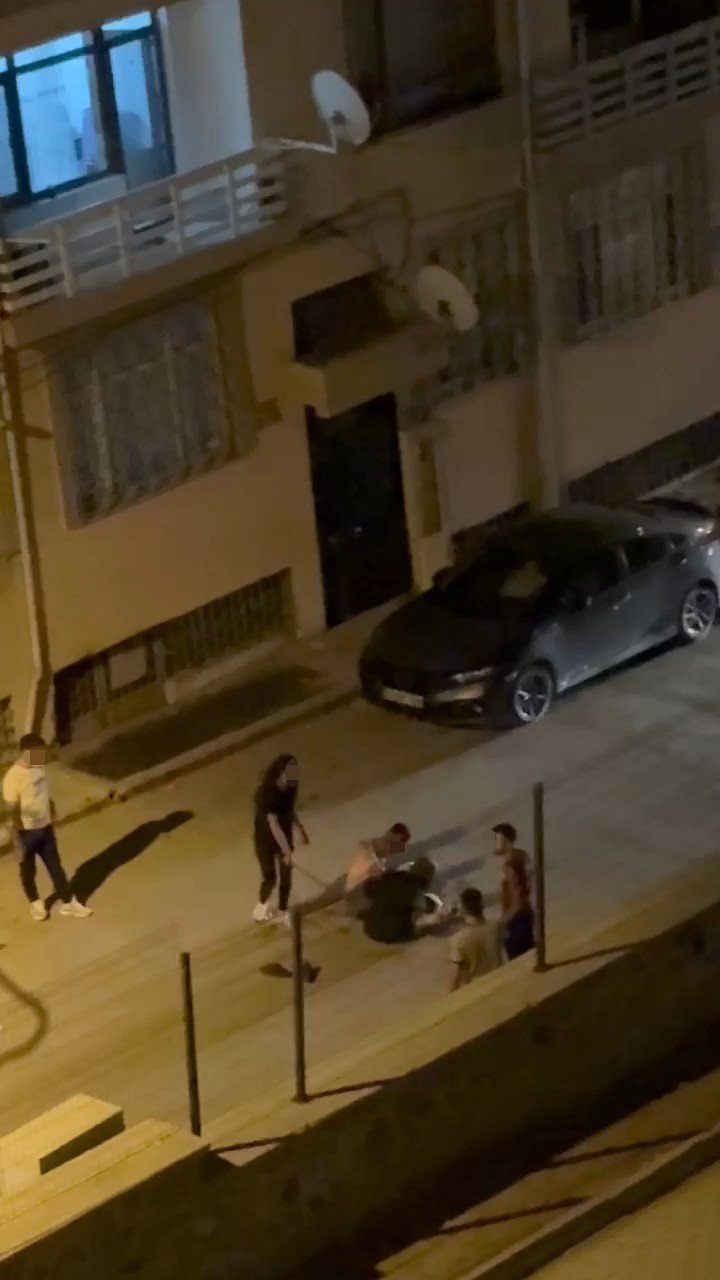 Elazığ’da iki kadın ile bir şahsın sokak ortasındaki kavgası kamerada