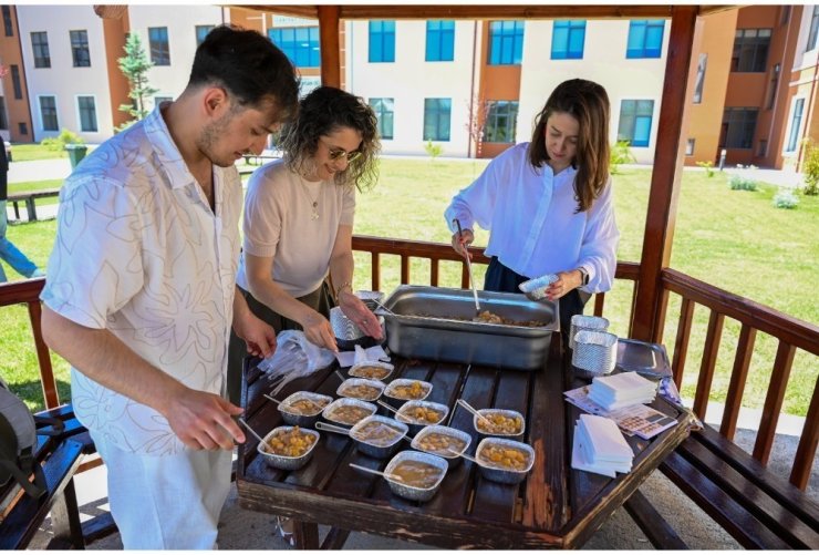 Kastamonu Üniversitesi’nde öğrencilere aşure ikramı