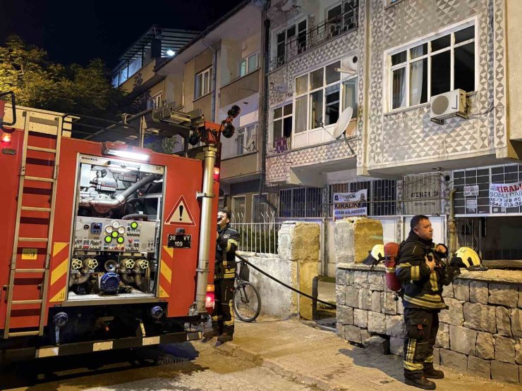 Kayseri’de 4 katlı binada yangın: Anne ve iki çocuğu dumandan etkilendi
