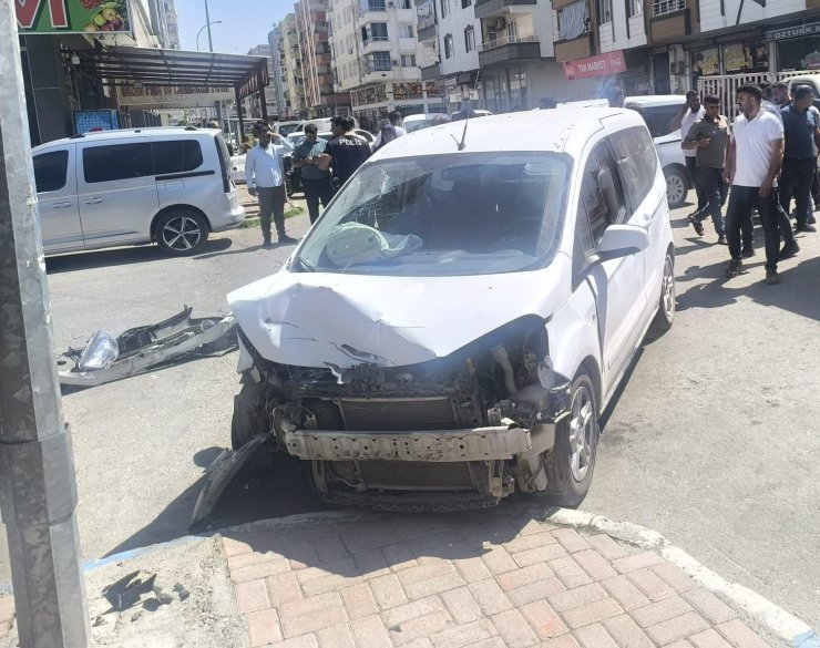 Biri ağır 2 kişinin yaralandığı kaza güvenlik kamerasına yansıdı