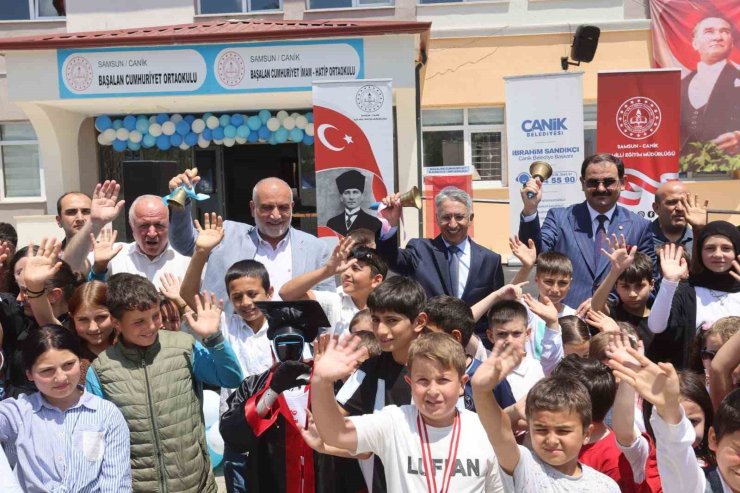 Başkan Sandıkçı, öğrencilerin karne heyecanına ortak oldu