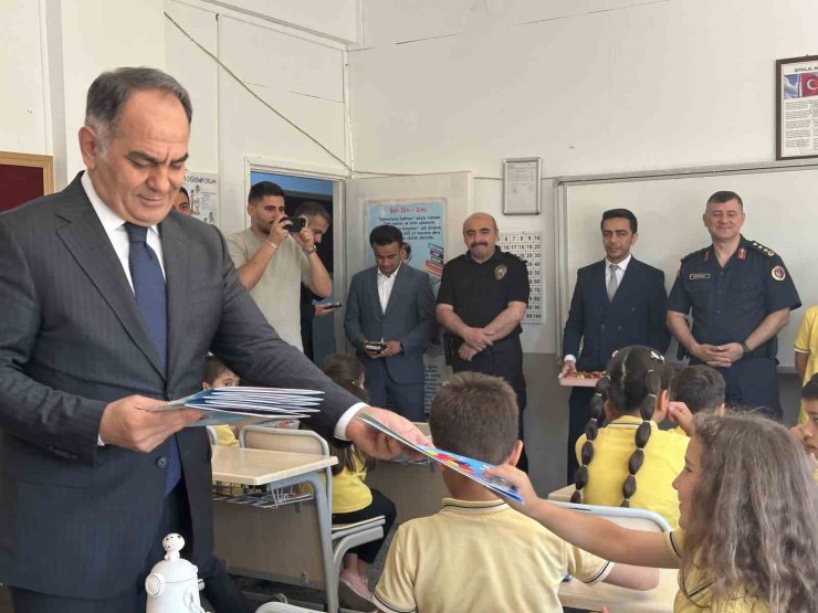 Çankırı’da öğrenciler karnelerini protokol üyelerinden aldı