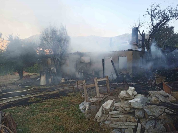 Tek katlı ev yangın sonrası harabeye döndü