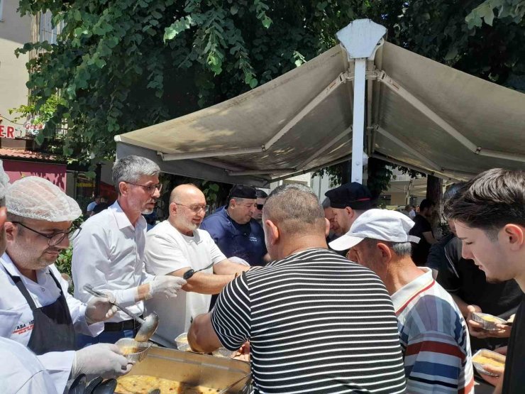 Düzce’de bin kişinin ağzı AK Parti tarafından dağıtılan aşure ile tatlandı