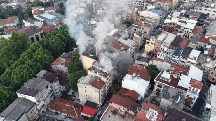 Fatih’te 5 katlı iş hanında yangın: 1 kişi kurtarıldı