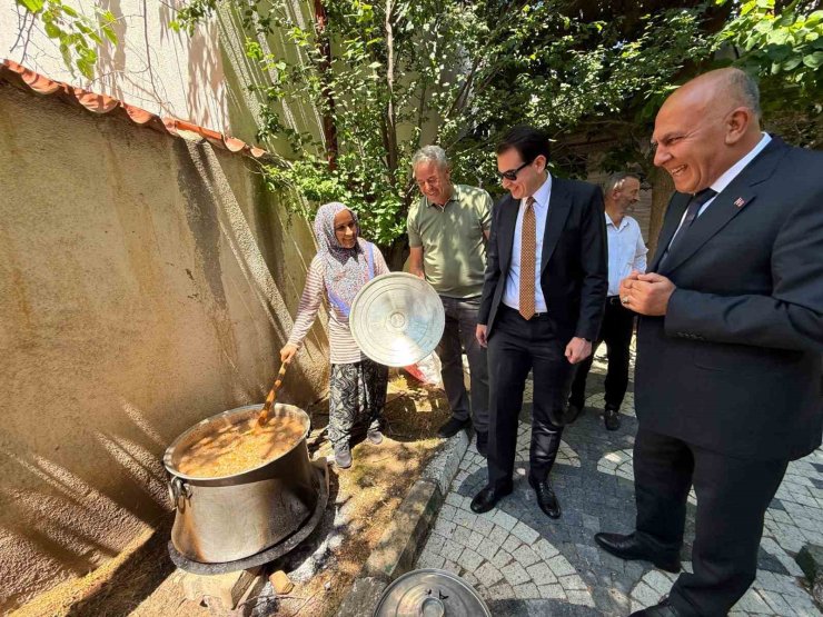 Hisarcık Şehitler Mahallesi’nde gözleme hayrı ve aşure ikramı