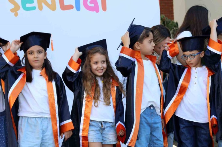 Beyaz Köşk’ün minikleri kep attı