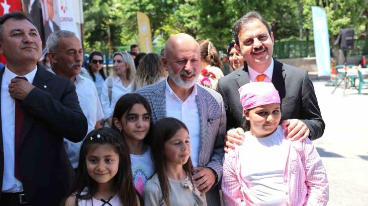 Başkan Çolakbayrakdar, karne sevinci yaşayan öğrencileri tebrik etti