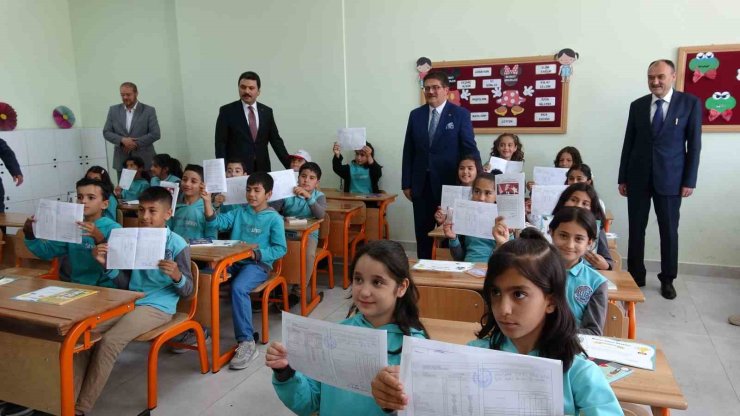 Van’da 275 bin 826 öğrenci karne heyecanı yaşadı
