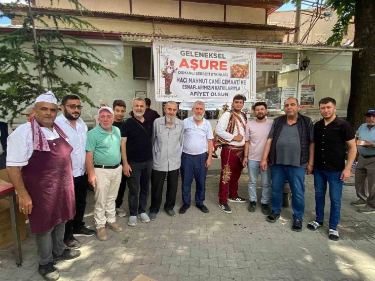 Cemaat ve esnaflar imece usulü ile hazırladığı 2 bin kap aşureyi dağıttı