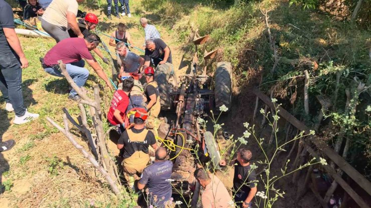Traktörün altında kalan adam ağır yaralandı