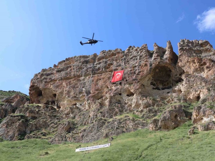 Erzurum’da ’Terörsüz Türkiye’ vizyou: Karayazı Kırk Pencereler ‘de gençler yürüdü, çelik kanatlar nefes kesti