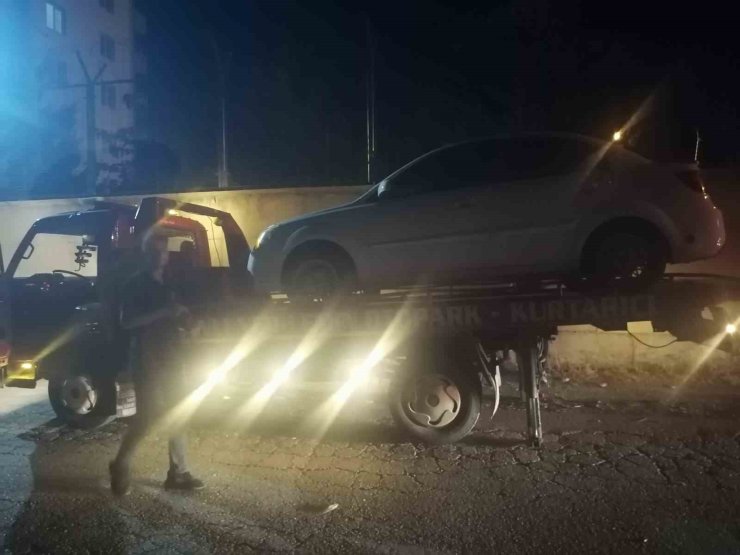 Karakol yoluna park edilen araçlar çekiciyle kaldırıldı