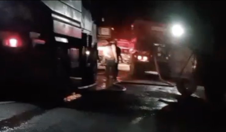 Ayvalık’ta fıstık çamı arazisinde çıkan yangın ormana sıçradı