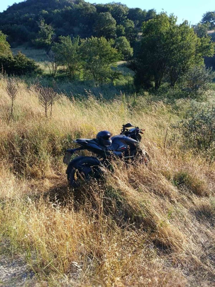Direksiyon hâkimiyetini kaybeden motosiklet tarlaya savruldu: 1 yaralı