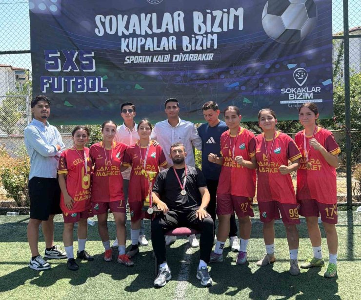 Cizreli kadınlar "5x5 Sokaklar Bizim" futbol turnuvasında bölge şampiyonu oldu