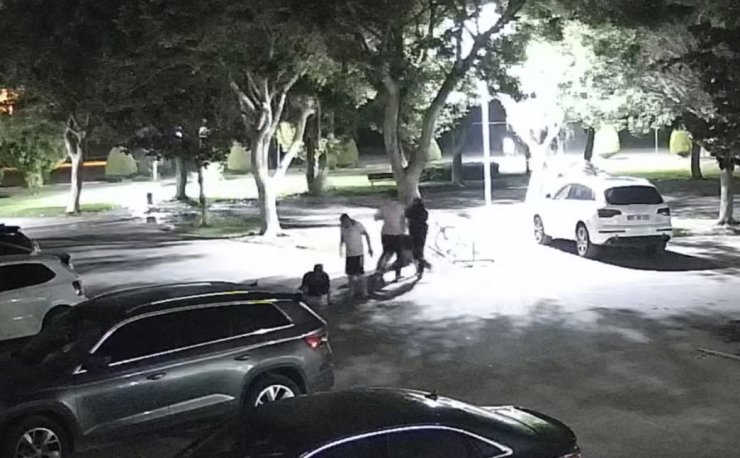 Mersin’de site müdürü darbedildi, saldırı kameraya yansıdı