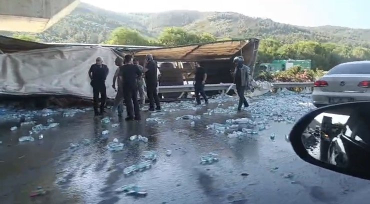Su yüklü tır hızlı tren köprüsü ayağına çarptı : Sürücü hayatını kaybetti