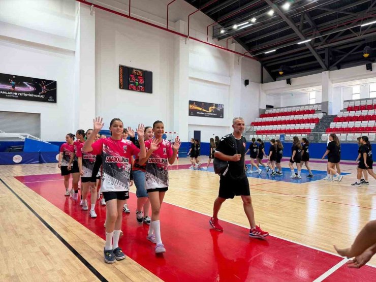 Minik hentbolcuların Türkiye şampiyonası Aydın’da başladı