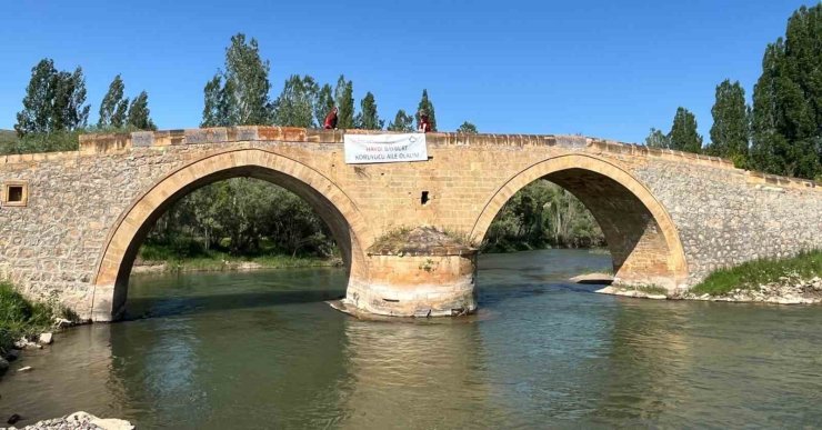 Bayburt’ta koruyucu aile farkındalığı için simge yapılara pankart asıldı