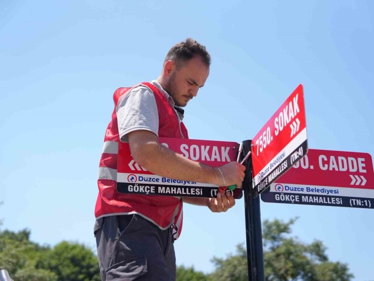 Durak ve sokak tabelası talepleri yerine getirildi