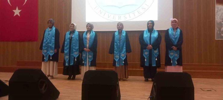 Tamamına yakınını kız öğrencilerin oluşturduğu fakültede mezuniyet coşkusu