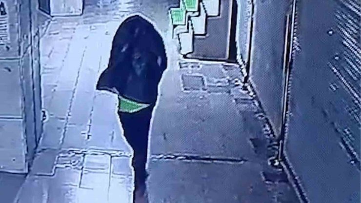 Tanınmamak için başına çöp poşeti geçirip yangın çıkaran şahıs kameralara yakalandı