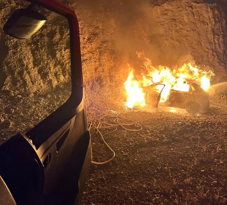 Siirt’te seyir halindeki otomobil alev topuna döndü