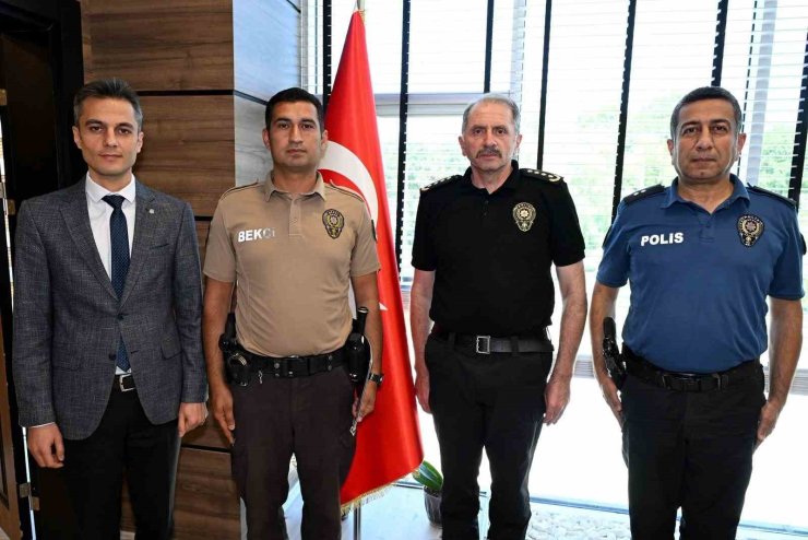 Uşak’ta örnek davranış sergileyen çarşı ve mahalle bekçisine teşekkür belgesi