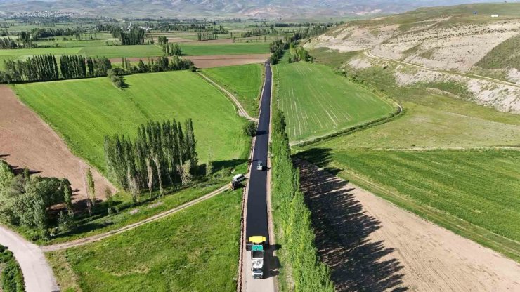 25 köyün ulaşımını sağlayan İspir grup yolu asfaltlanıyor