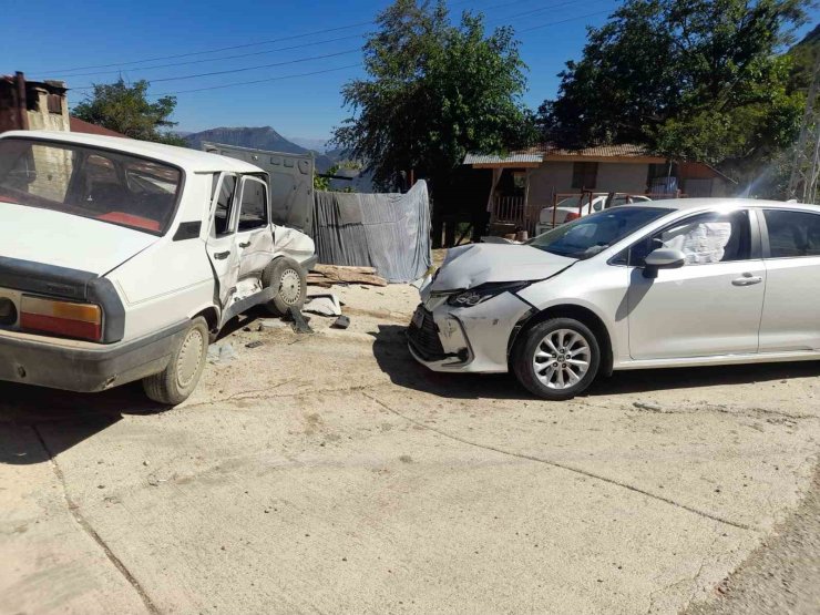 Adana’da otomobiller çarpıştı: 2 yaralı