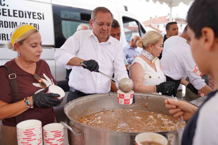Ayvalık’ta binlerce kişiye aşure ikram edildi