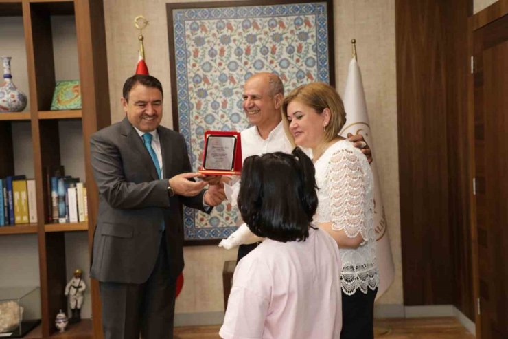 Vali Musa Işın, koruyucu aileler ve çocuklarını valilikte ağırladı