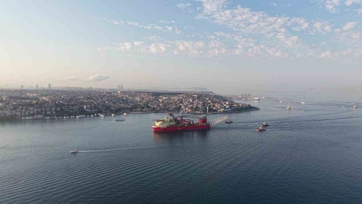 215 metrelik boru döşeme gemisinin geçişi sebebiyle boğaz hattı çift yönlü trafiğe kapatıldı